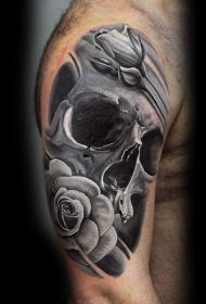大臂奇妙的黑白骷髅与玫瑰纹身图案