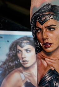 女性手臂彩色逼真的女人肖像纹身图片