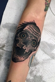 手臂滑稽的卡通怪物头和蓝色眼睛纹身图案