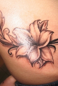 腰侧大黑墨水茉莉花纹身图案