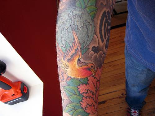 手臂彩色小鸟花蕊纹身图案