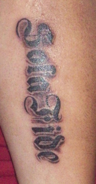 腿部拉丁文字母纹身图案