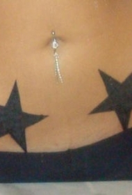 腹部黑色五角星纹身图案