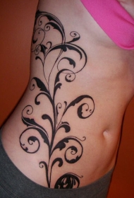 好看的黑色藤蔓侧肋纹身图案
