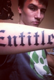 男子手臂黑色的粗体英文纹身图案