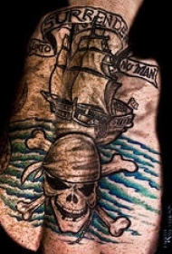 彩色简约海盗船和骷髅纹身图片