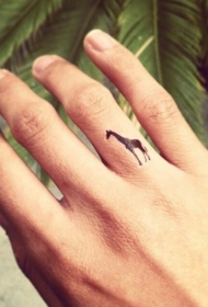 可爱的黑色小长颈鹿手指纹身图案