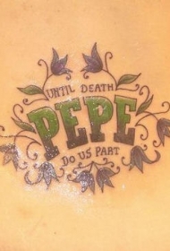 腰部绿色和黑色的花朵字母纹身图案