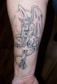 十字架上的石像鬼黑色纹身图案