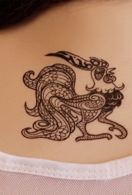 可爱的线条公鸡纹身图案