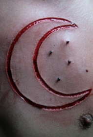 胸部割肉新月皮肤纹身图案