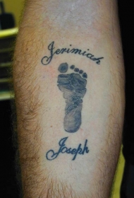小宝宝的脚印字母纹身图案