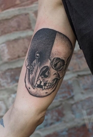 大臂点刺风格黑色半乌鸦半骷髅纹身图案