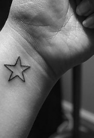手腕简约经典的星星纹身图案