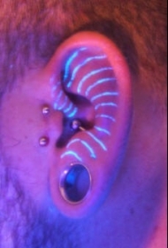 耳朵荧光线条纹身图案