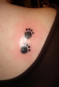 背部两个可爱的爪印纹身图案