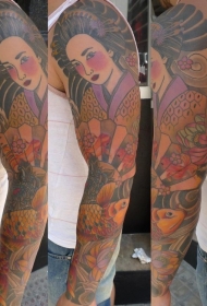 男性手臂彩绘艺妓和鲤鱼纹身图案