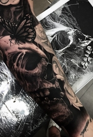 非常惊人的骷髅花卉和蝴蝶小臂纹身图案