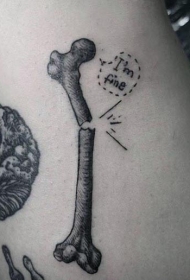小小的黑色碎骨与字母纹身图案