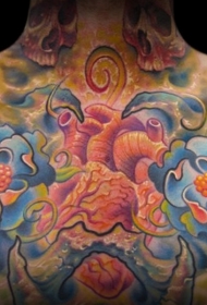 胸部彩色的花朵与心脏纹身图案