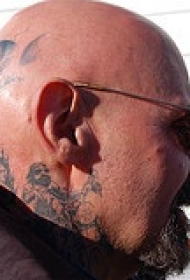 男性头部黑色植物纹身图案