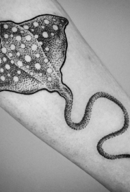 小臂微小的黑白点刺鳐鱼纹身图案