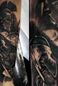 手臂光荣的黑白斯巴达勇士纹身图案