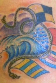 肩部彩色绳索水手旗纹身图案