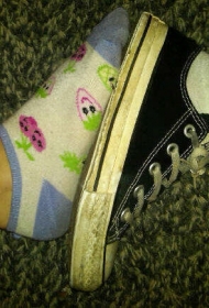 腿部象征和平的标志纹身图案