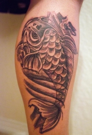 男性腿部棕色鲤鱼纹身图片