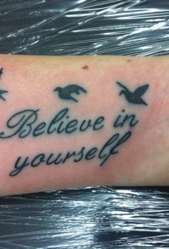 手腕激励自己的英文字母和小鸟纹身图案