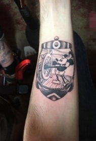 男生手臂上黑色素描创意动漫卡通迪士尼米老鼠纹身图片