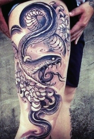 大腿old school黑白蛇与菊花纹身图案