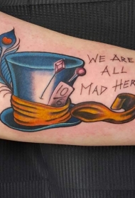 小臂有趣的彩色卡通帽子与字母纹身图案