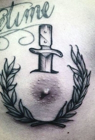 胸部黑色的匕首与树叶纹身图案