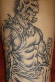 手臂黑灰严肃战士与骷髅头盔纹身图案