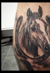 腿部逼真的现实主义风格马与马蹄铁纹身