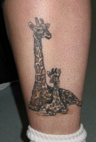 两个美丽多彩的长颈鹿纹身图案