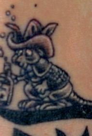 手臂灰色醉酒的动物纹身图案