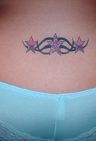 臀部彩色星星和花纹纹身图案
