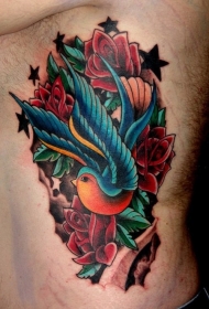 侧肋漂亮的燕子玫瑰纹身图案