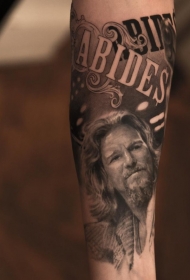 经典的黑色著名演员肖像与字母纹身图案