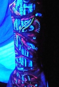 花臂发光墨水画DNA纹身图案