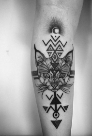 小臂神秘的黑色符号与野猫纹身图案