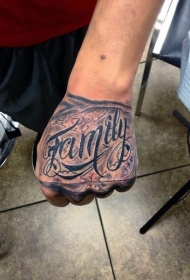 手背黑白美丽的花体字母纹身图案
