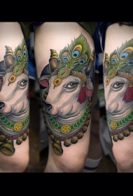 new school大腿彩色牛头像与羽毛纹身图案