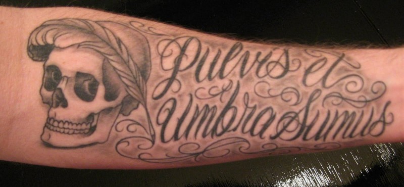 手臂华丽的英文字母和羽毛骷髅纹身图案