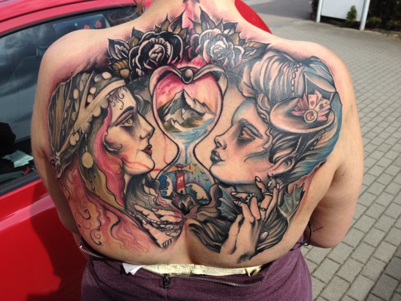 背部经典的彩色女性与沙漏花朵纹身图案