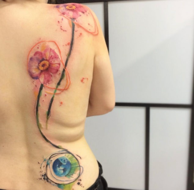 背部神秘的彩色美丽花朵纹身图案