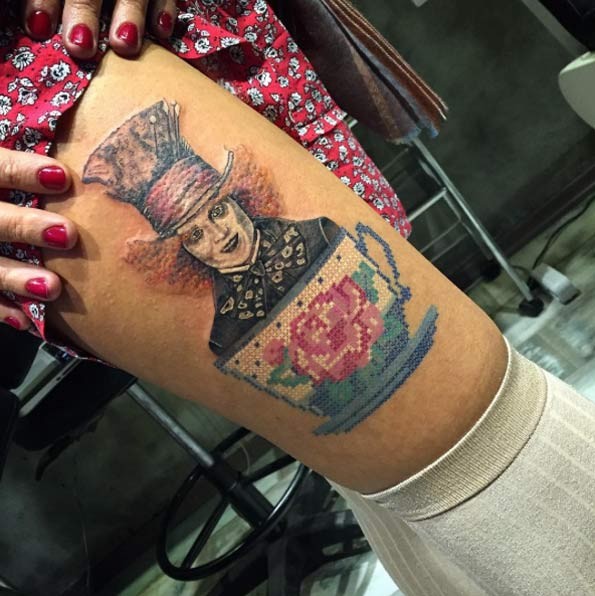 大腿彩绘爱丽丝仙境里的疯帽子肖像纹身图案